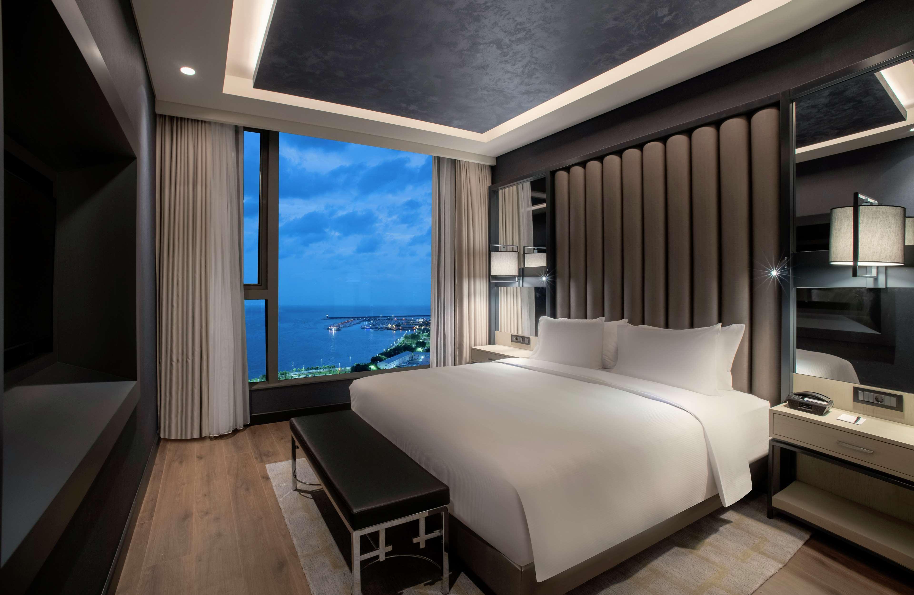 Hilton Istanbul Bakirkoy Hotel Ruang foto A bedroom at the hotel