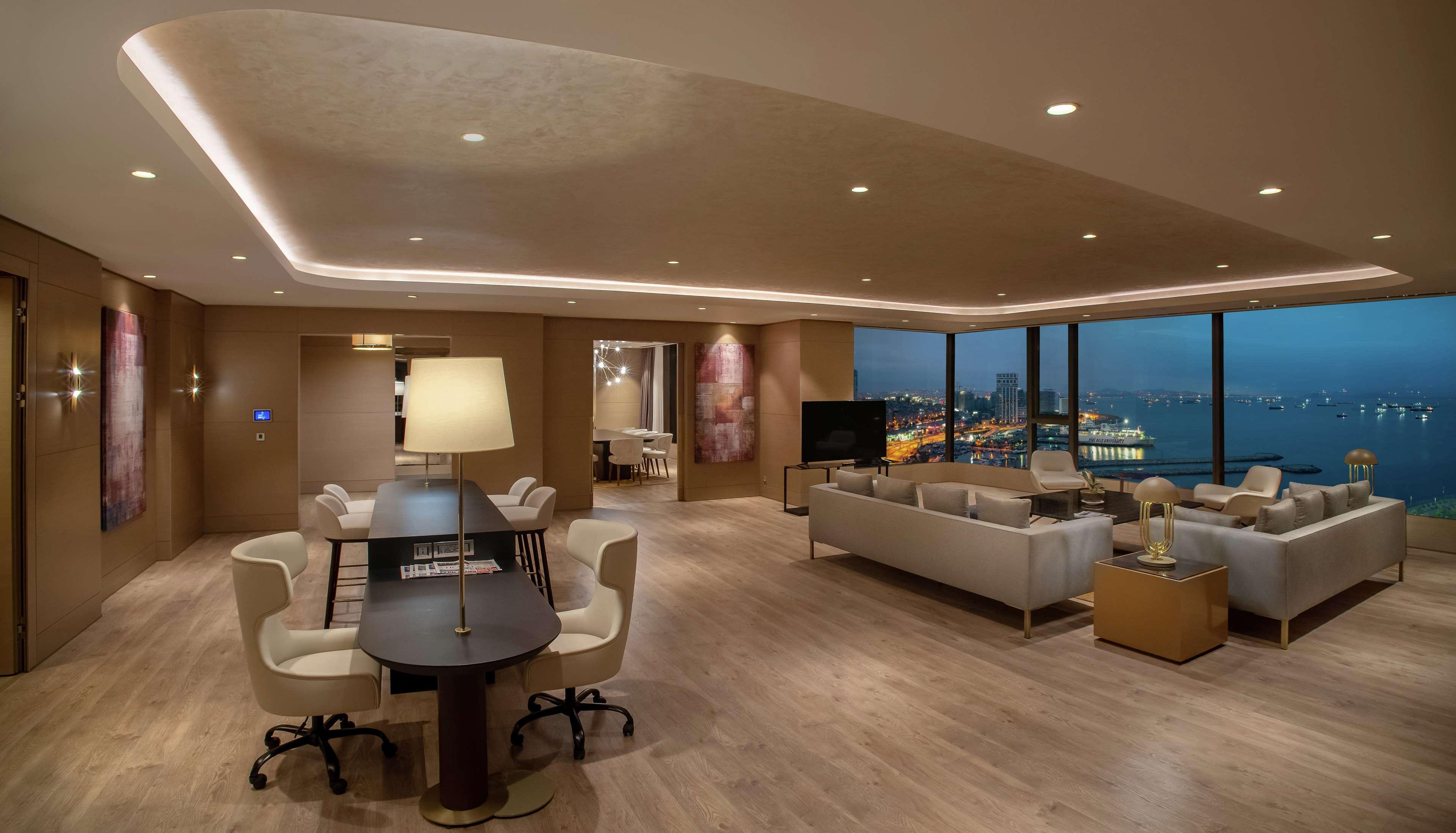 Hilton Istanbul Bakirkoy Hotel Bagian luar foto The Club at Hong Kong International Airport
