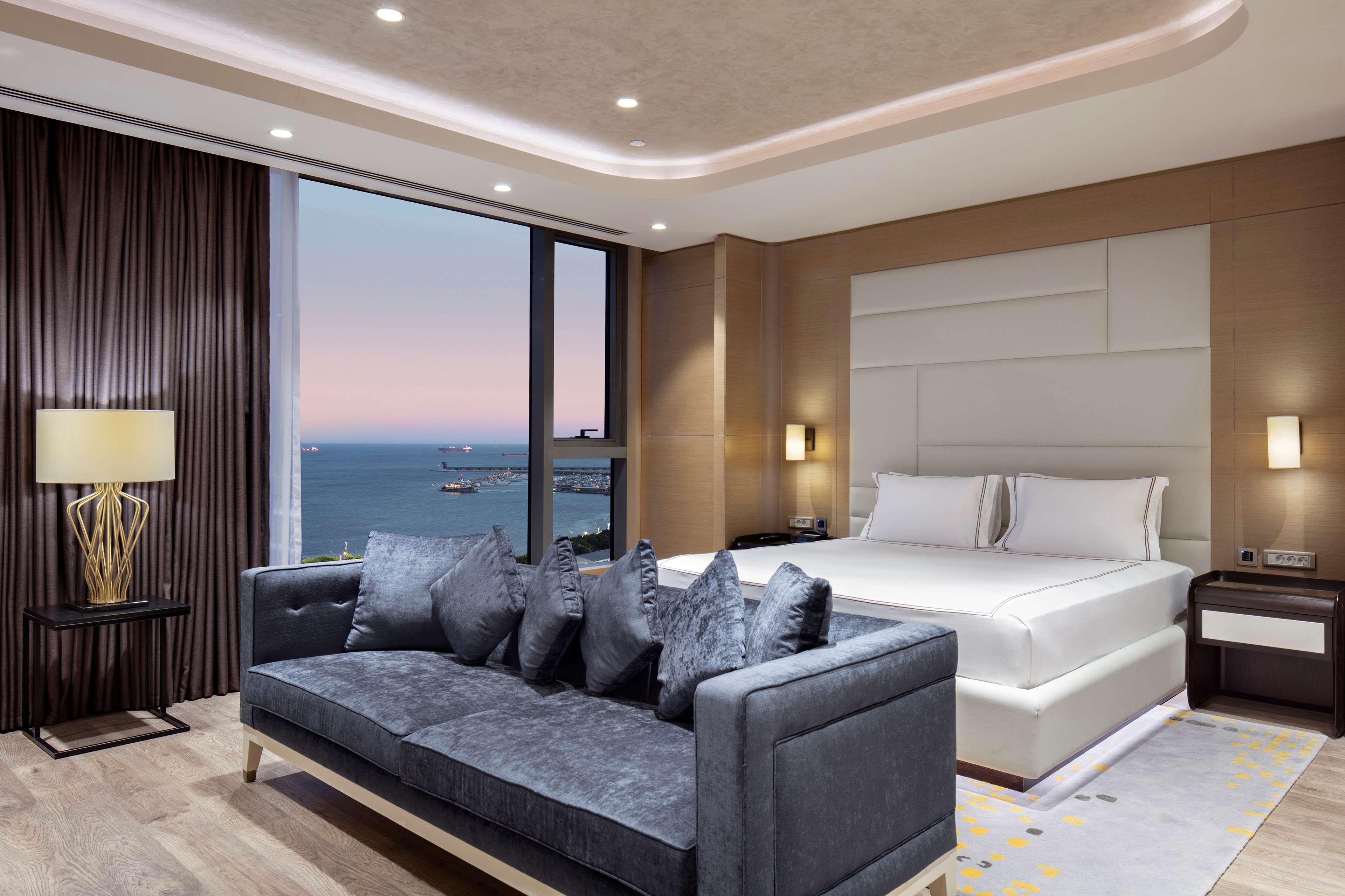 Hilton Istanbul Bakirkoy Hotel Bagian luar foto A bedroom at the hotel