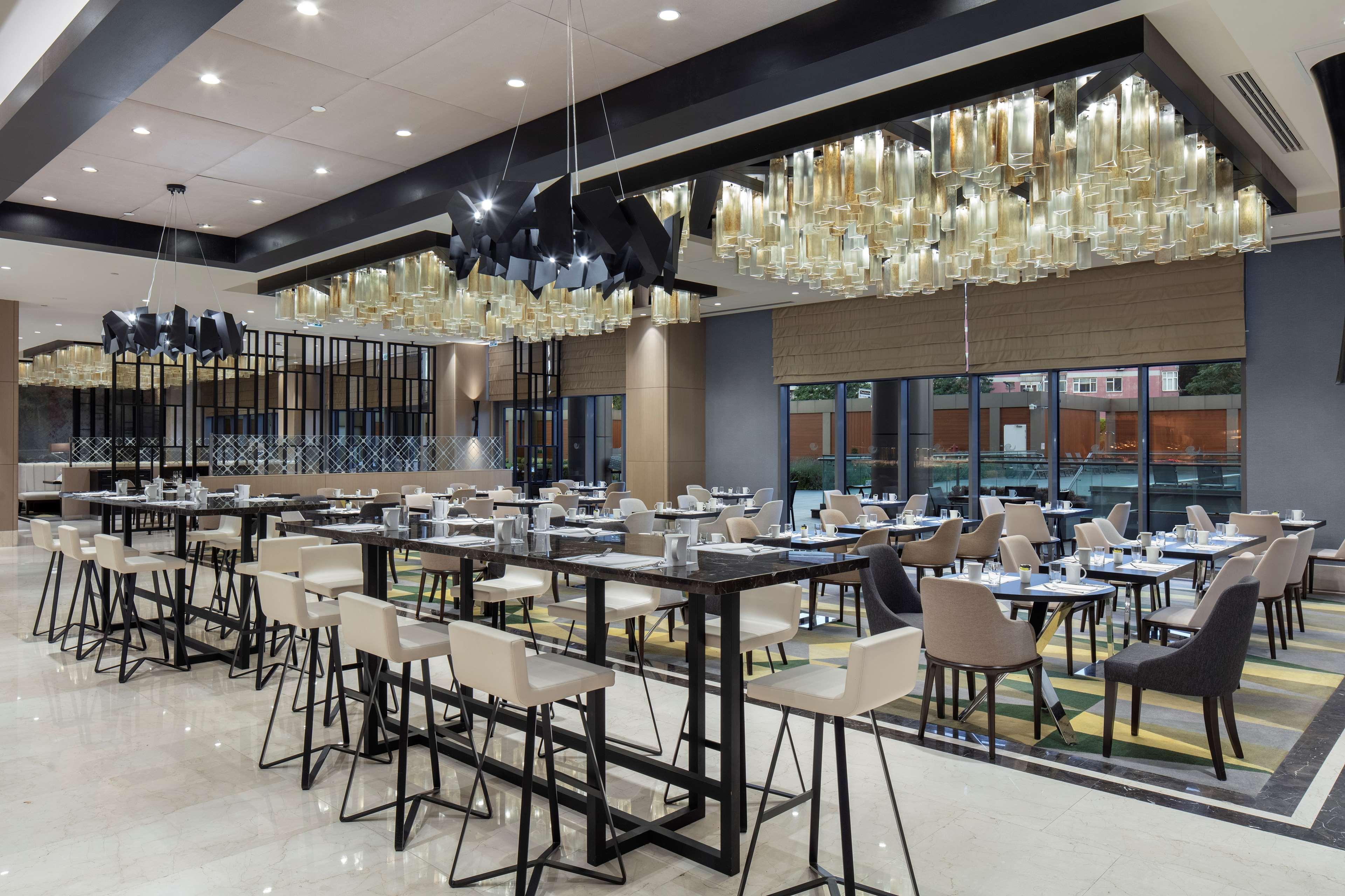 Hilton Istanbul Bakirkoy Hotel Bagian luar foto The restaurant
