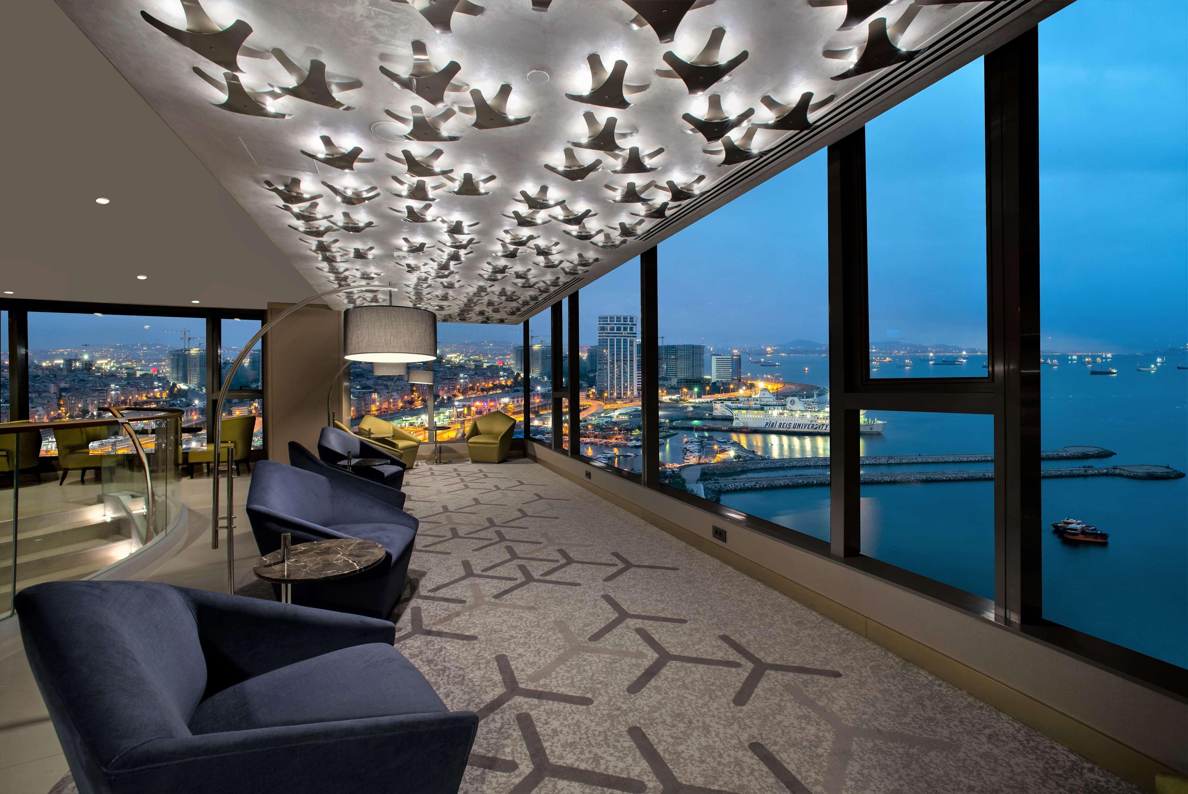 Hilton Istanbul Bakirkoy Hotel Bagian luar foto The Club Lounge at the Ritz-Carlton, Hong Kong
