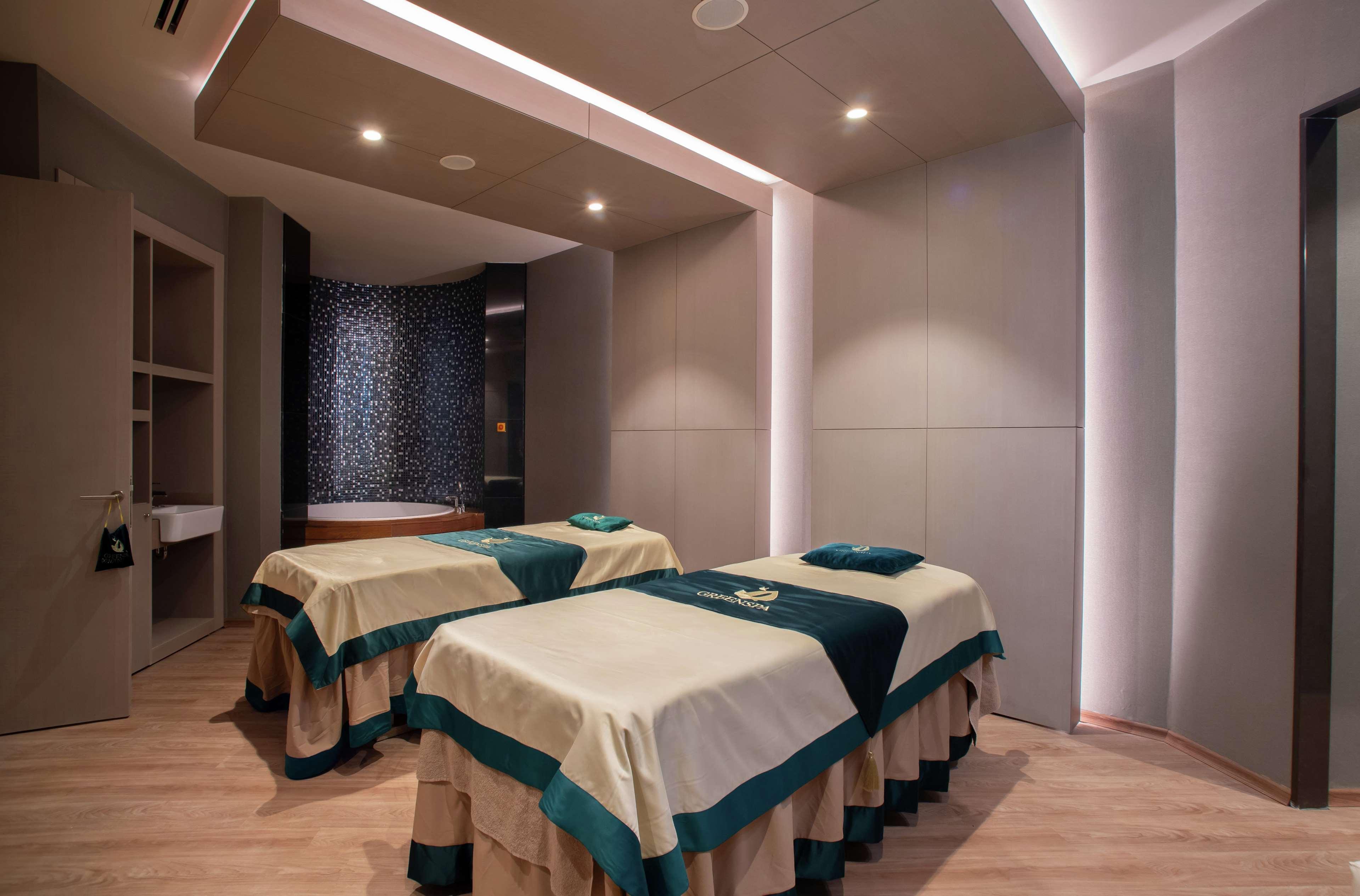 Hilton Istanbul Bakirkoy Hotel Bagian luar foto A treatment room at the spa
