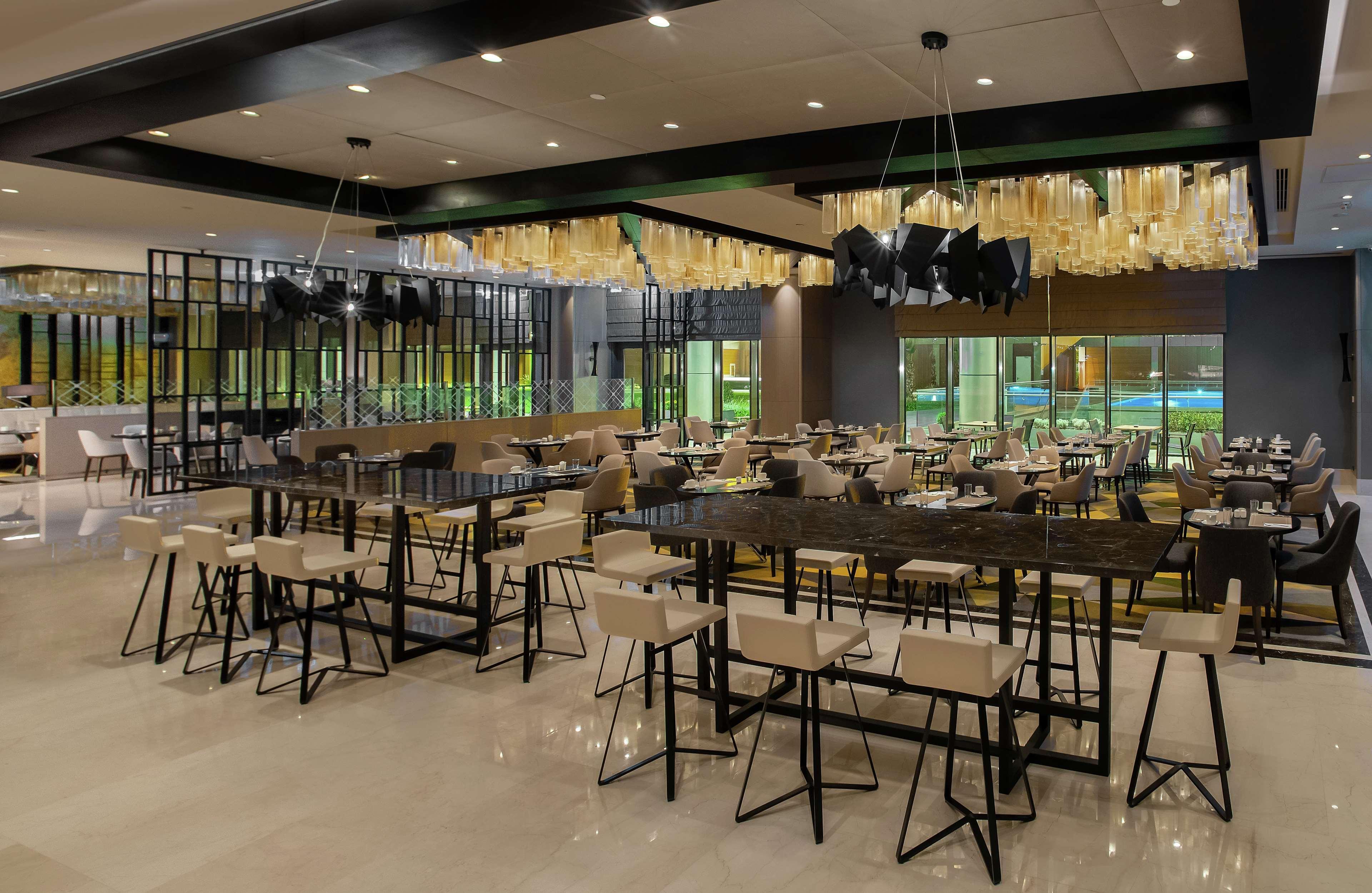 Hilton Istanbul Bakirkoy Hotel Bagian luar foto The interior of the restaurant
