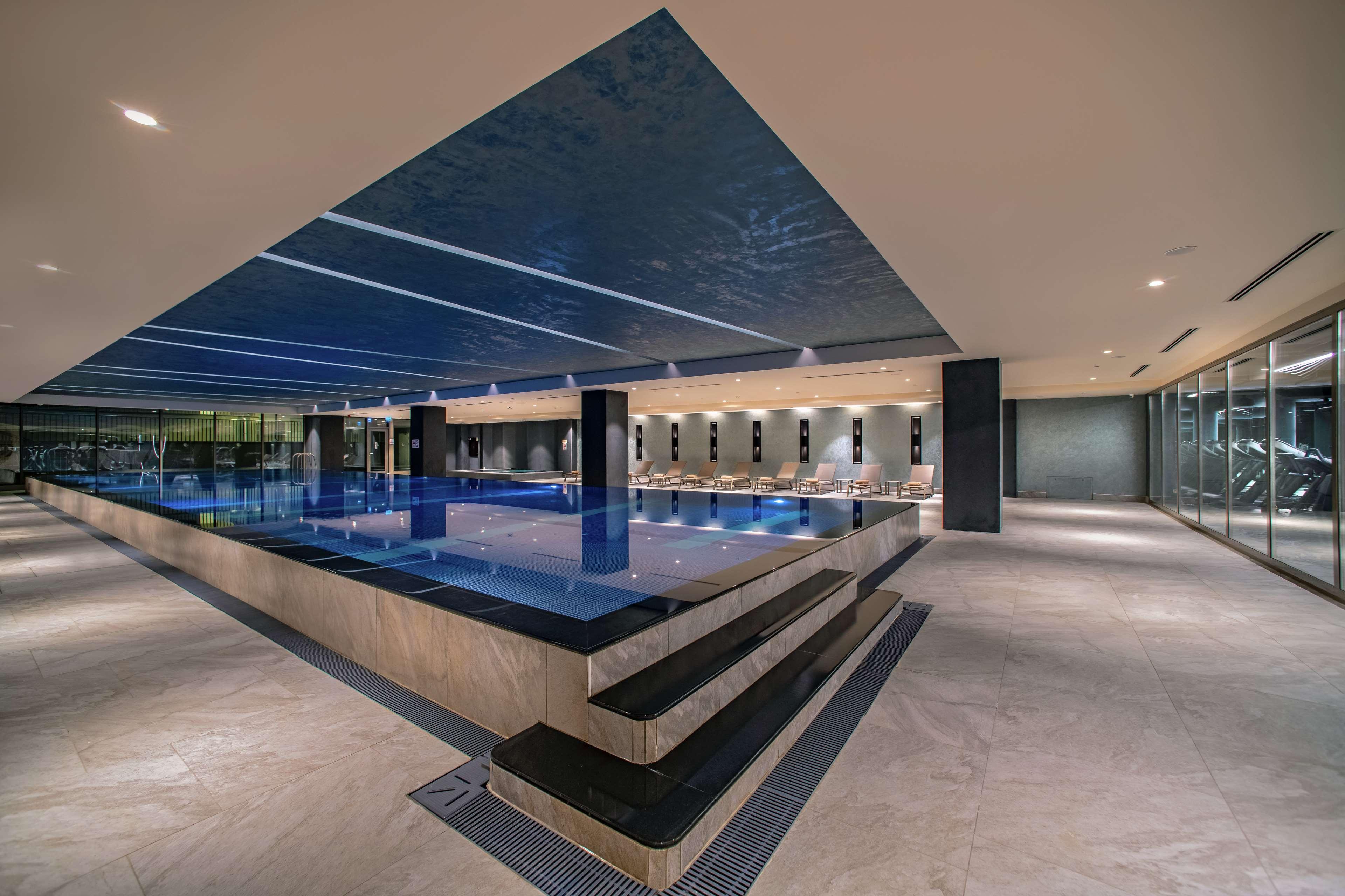 Hilton Istanbul Bakirkoy Hotel Bagian luar foto The swimming pool at the 2018-opened The Ritz-Carlton, DIFC