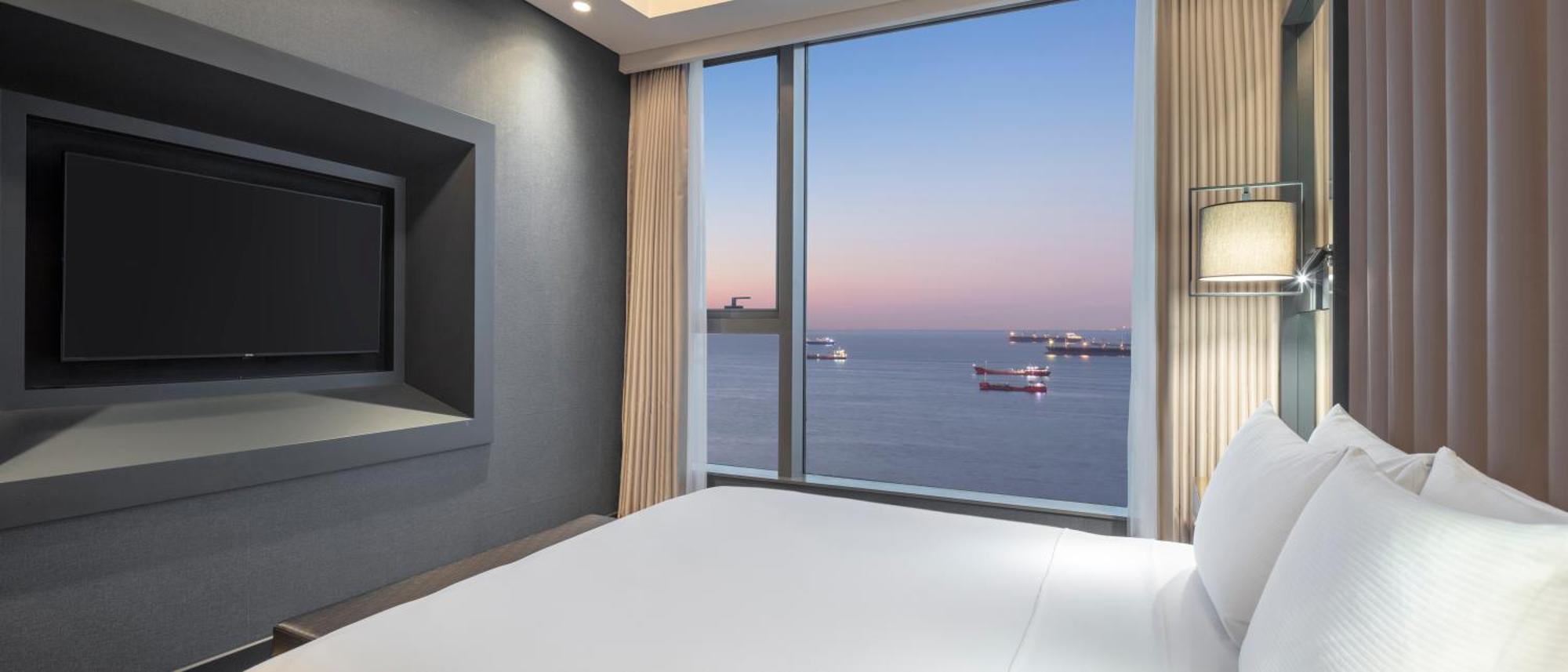 Hilton Istanbul Bakirkoy Hotel Bagian luar foto A bedroom at the hotel