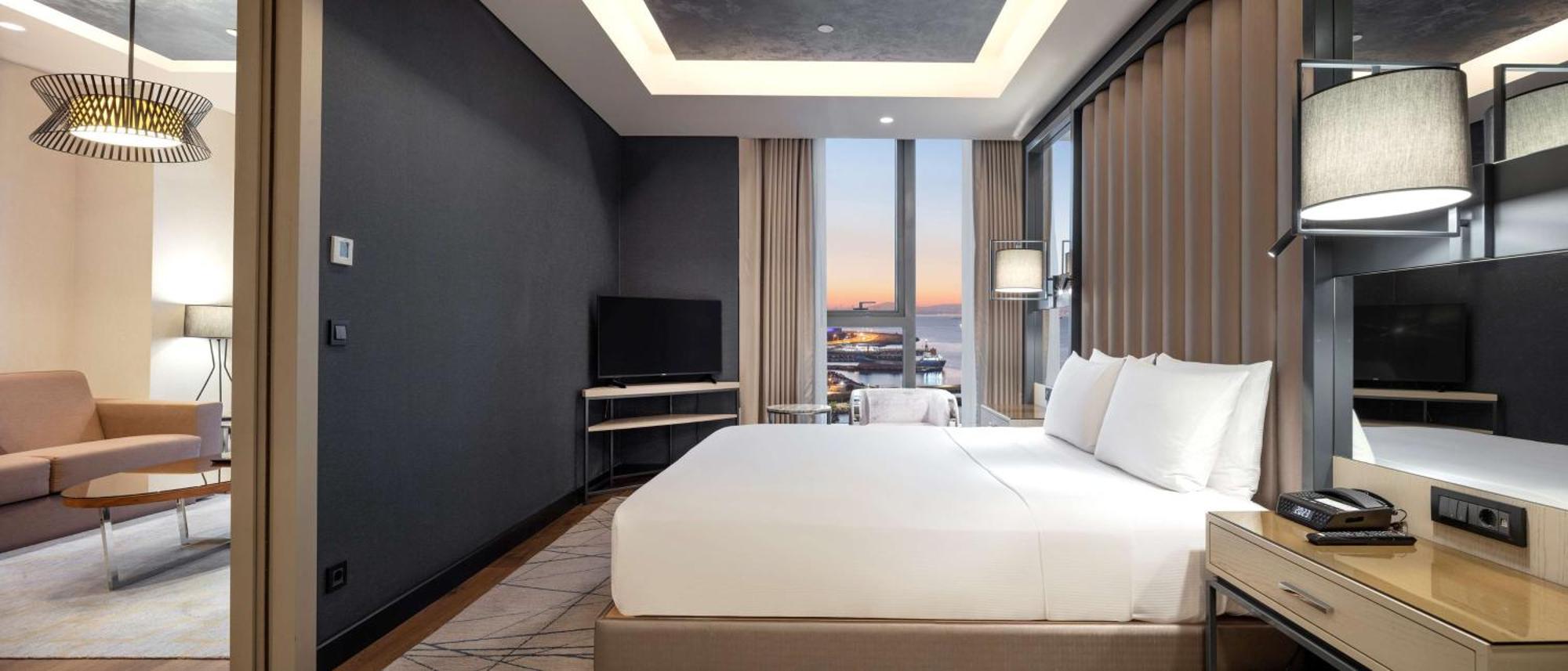 Hilton Istanbul Bakirkoy Hotel Bagian luar foto A bedroom at the hotel