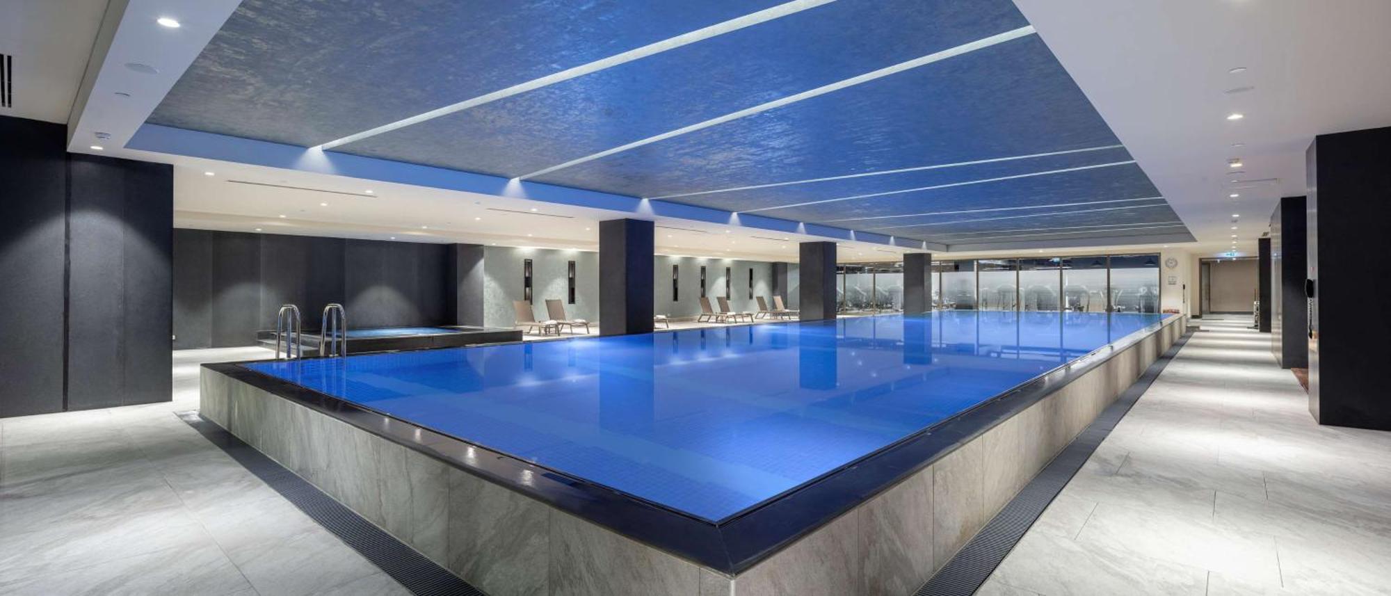 Hilton Istanbul Bakirkoy Hotel Bagian luar foto The pool at the InterContinental London The O2