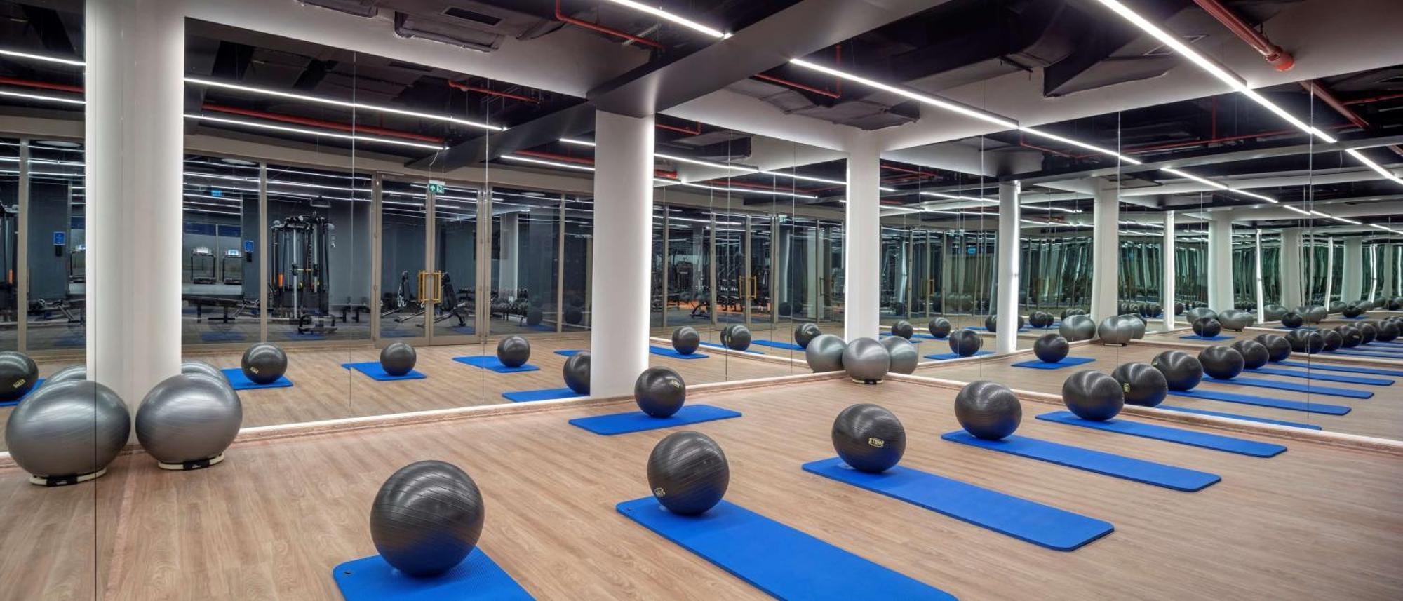 Hilton Istanbul Bakirkoy Hotel Bagian luar foto The gym at the hotel